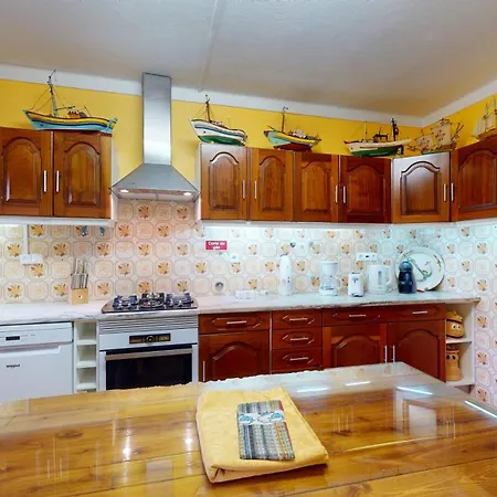 Golden Estombar Лагоа