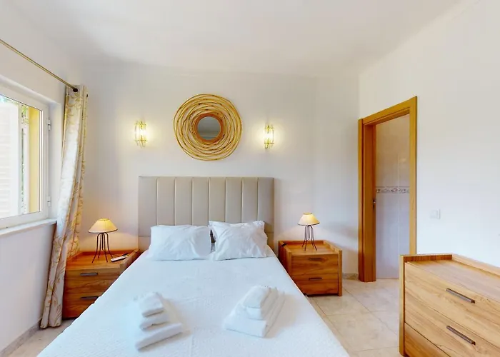 Golden Estombar Lagoa (Algarve)